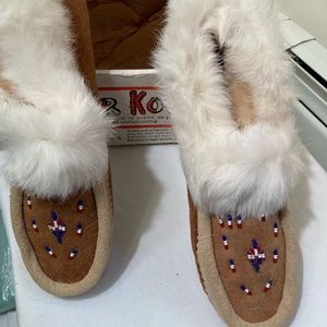 Kiber Kouba Canada VINTAGE New in Box moccasins beaded fur trim size 5 RARE &HTF